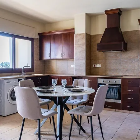 Modern 2-bedroom With Balcony & Wifi ラルナカ