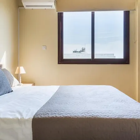 Modern 2-bedroom With Balcony & Wifi アパート ラルナカ
