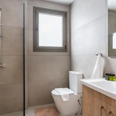 Modern 2-bedroom With Balcony & Wifi アパート *