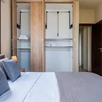Apartment Modern 2-bedroom With Balcony & Wifi *
