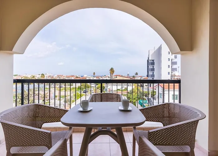 Modern 2-bedroom With Balcony & Wifi דירה