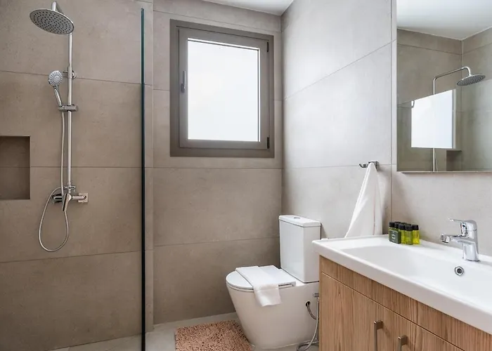 Modern 2-bedroom With Balcony & Wifi דירה *